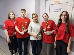 Волонтёры-медики, студенты Красноярского медицинского техникума, поздравили прекрасную половину КМКБ № 20 им. И.С. Берзона с Международным женским днём